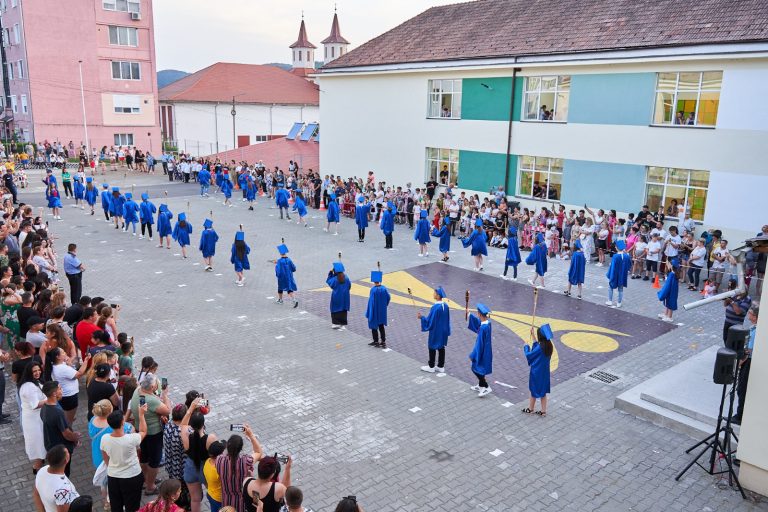 FOTO – Final de poveste: Retragere cu torțe la Școala Gimnazială 3 Copșa Mică