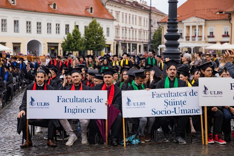 Foto: Studenții de la ULBS și AFT au aruncat tocile în aer, în Piața Mare