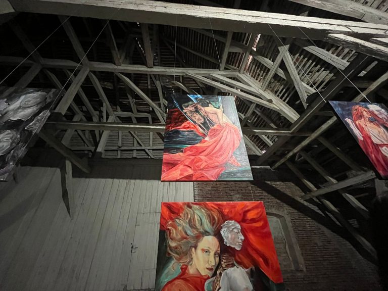 Performance de dans și tehnologie la expoziția „Beautifully Damaged”