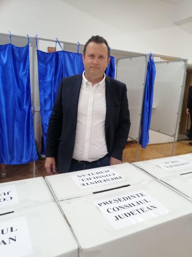 Paul Kuttesch, candidatul FDGR pentru președinția Consiliului Județean, a votat la Colegiul „Octavian Goga”