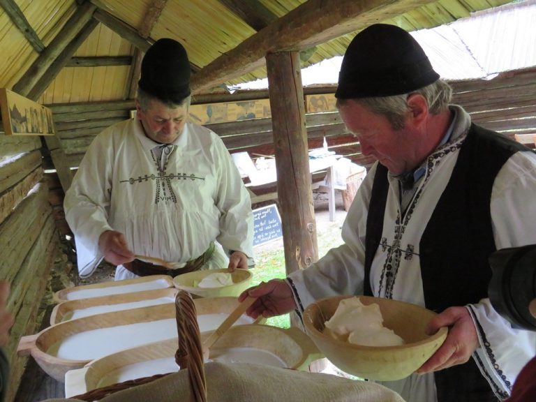 Bunătăți tradiționale gătite și demonstrație construcție de surlă în Muzeul ASTRA