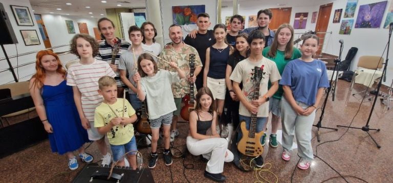 Şcoala Populară de Arte şi Meserii debutează la Festivalul Internaţional de Teatru. Spectacolul are loc duminică