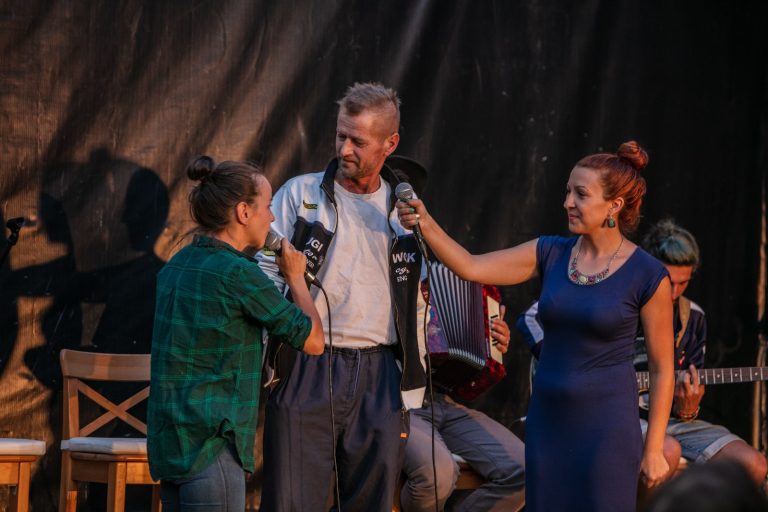 Dacă cartierul nu vine la teatru, vine teatrul la cartier