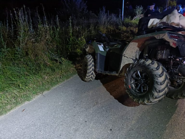 ULTIMA ORĂ/FOTO: 3 tineri s-au oprit cu ATV-ul într-un cap de pod. Cel care conducea nu are permis de conducere