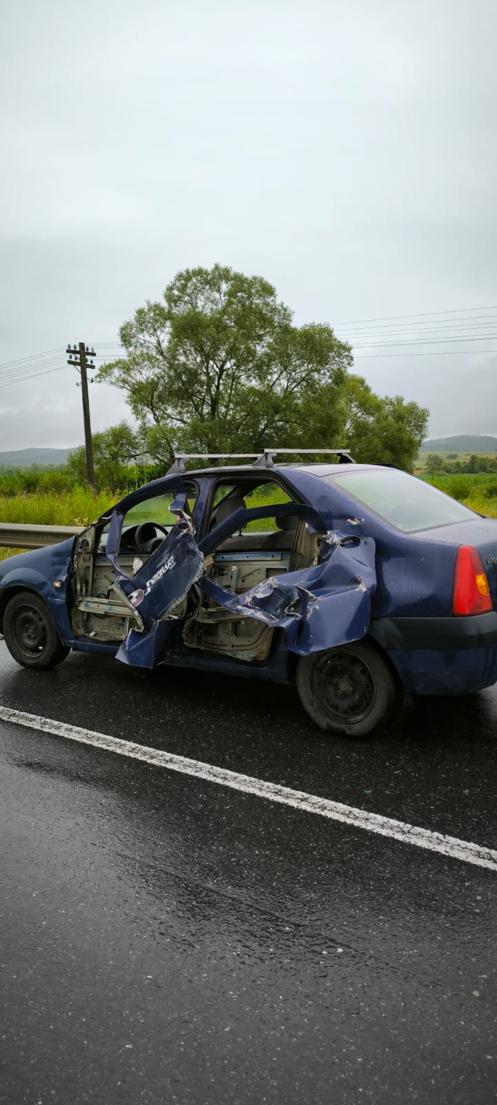 ULTIMA ORĂ/FOTO: Mașină lovită de remorca unui TIR. Un bărbat a fost transportat la spital