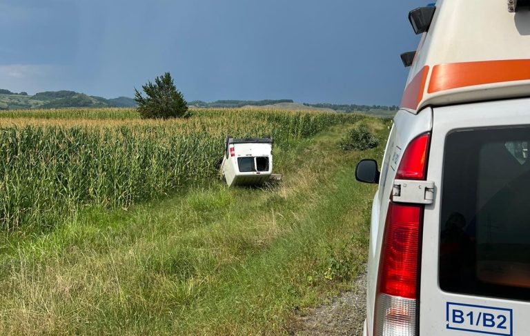 ULTIMA ORĂ/FOTO: O conducătoare auto s-a răsturnat cu mașina pe DN 14