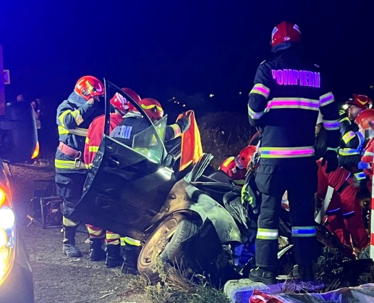ULTIMA ORĂ/FOTO: Grav accident rutier pe DN 14. Tineri blocați într-o mașină după ce au intrat într-un cap de pod