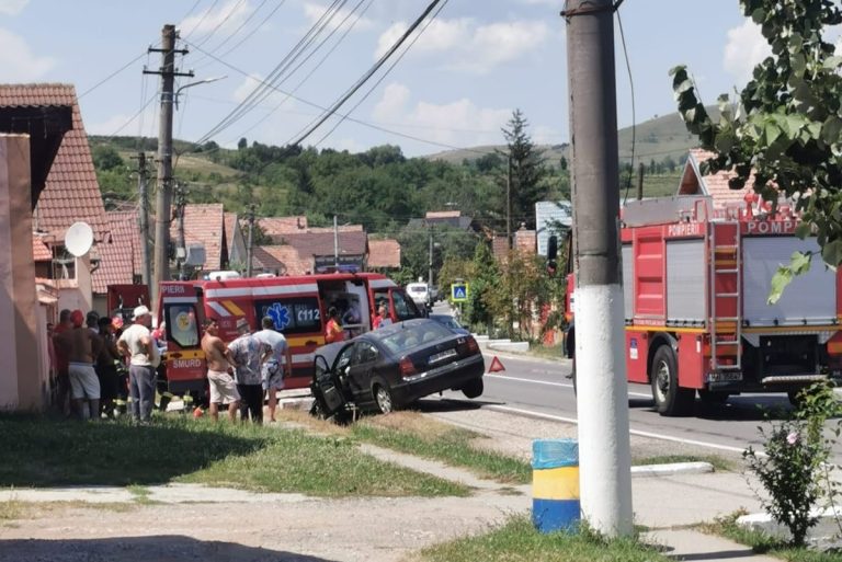 ULTIMA ORĂ/FOTO: Impact violent pe DN 14. A intrat cu mașina într-un cap de pod