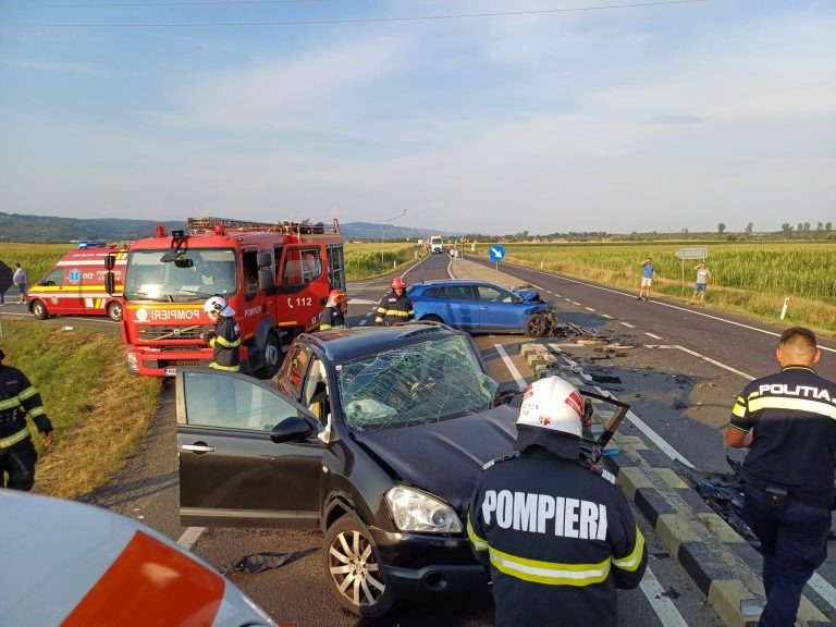 ULTIMA ORĂ/FOTO: 4 răniți într-un grav accident rutier pe DN 1. Un bărbat, preluat de elicopterul SMURD