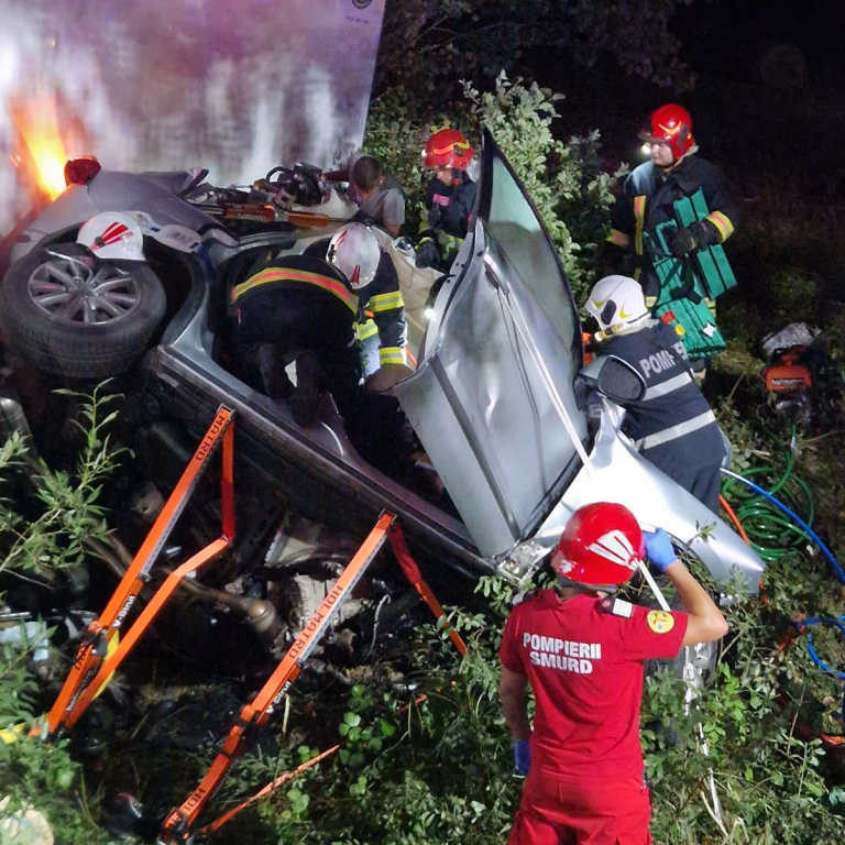 ULTIMA ORĂ/FOTO: Mașină spulberată de un TIR. 2 oameni au murit, 3 sunt în stare gravă