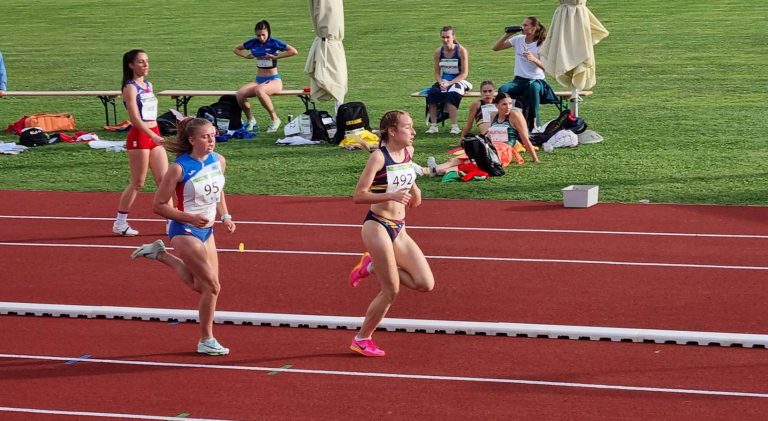 FOTO: Atleta medieșeană Alexandra Hudea, vicecampioană națională la 5.000 de metri. Sportiva s-a calificat la Mondialul U20 din Peru