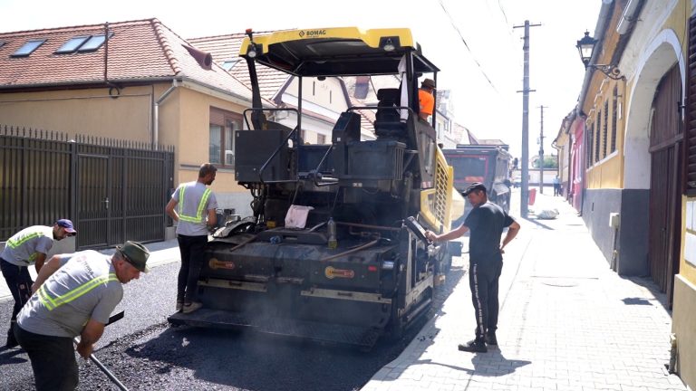 FOTO: Se toarnă covor asfaltic pe strada Gheorghe Doja din Mediaș