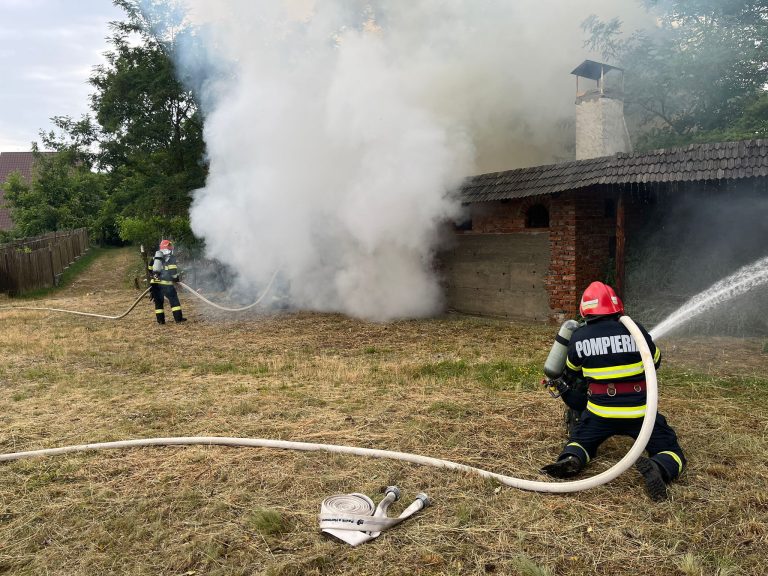 VIDEO/FOTO: Incendiu DEVASTATOR. Casă și anexă distruse de foc