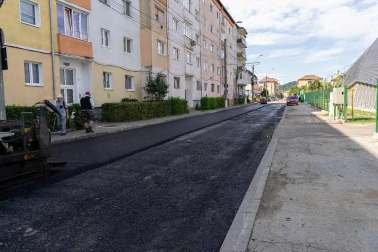 FOTO: Se toarnă covor asfaltic pe strada Blajului din Mediaș