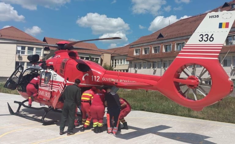 FOTO: Bărbat în stare gravă, preluat de elicopterul SMURD după ce a fost prins sub dărâmături