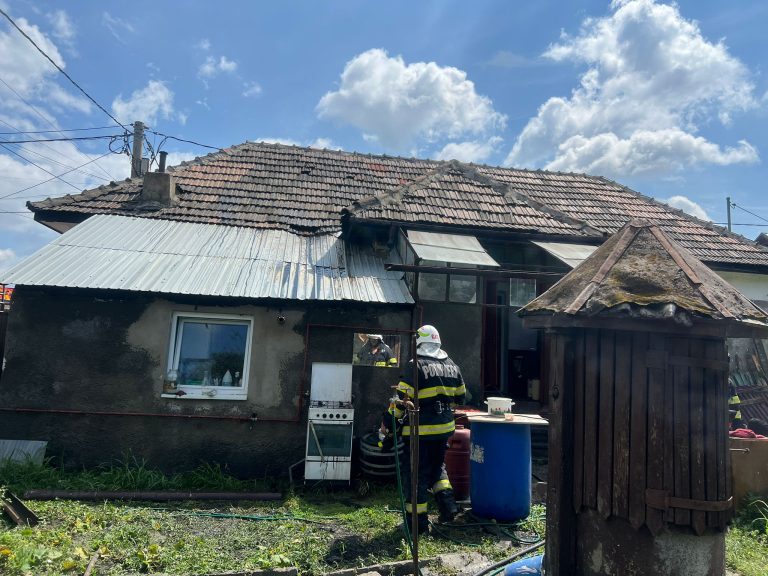 ULTIMA ORĂ/FOTO: Bărbat cu arsuri pe 60 % din suprafața corpului produse în urma unui incendiu, transportat la spital