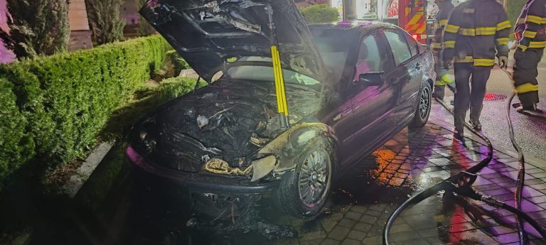 FOTO: Autoturism cuprins de flăcări, duminică dimineața