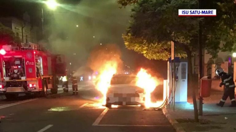 FOTO/VIDEO: Mașină electrică distrusă de un incendiu. Proprietarul a pus-o la încărcat
