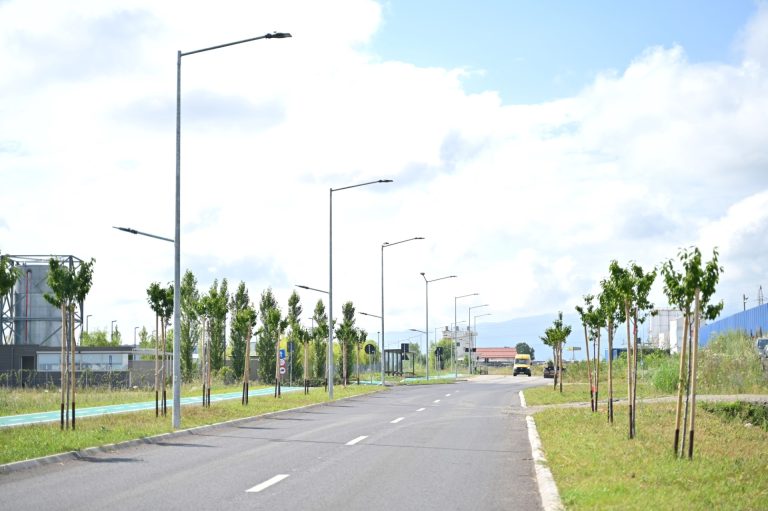 FOTO: Lucrări finalizate de modernizare și prelungire a străzii Bruxelles. Drum cu două benzi și pistă pentru biciclete