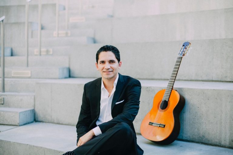 Sibianul Tavi Jinariu. Elevul lui Christopher Parkening, unul din cei mai mari chitariști ai lumii. Concertează vineri în Sibiu