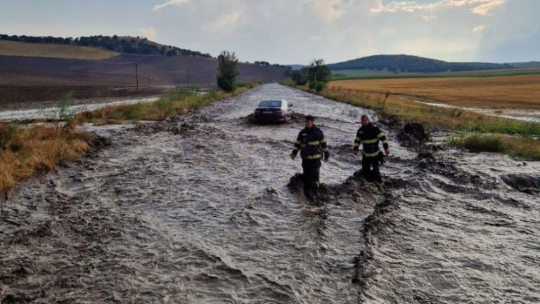 FOTO/VIDEO: Natura dezlănțuită în România. 12 autoturisme și un microbuz, surprinse de o viitură