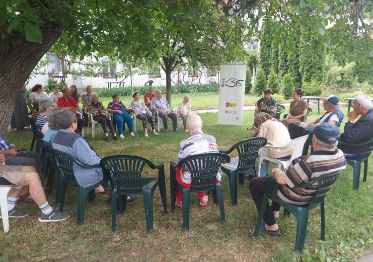 Inițiativa „Povești pentru Bunicii Noștri” aduce bucurie în căminele de bătrâni din Sibiu