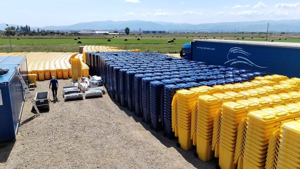 A început distribuirea noilor recipiente pentru colectarea selectivă a deșeurilor în județ