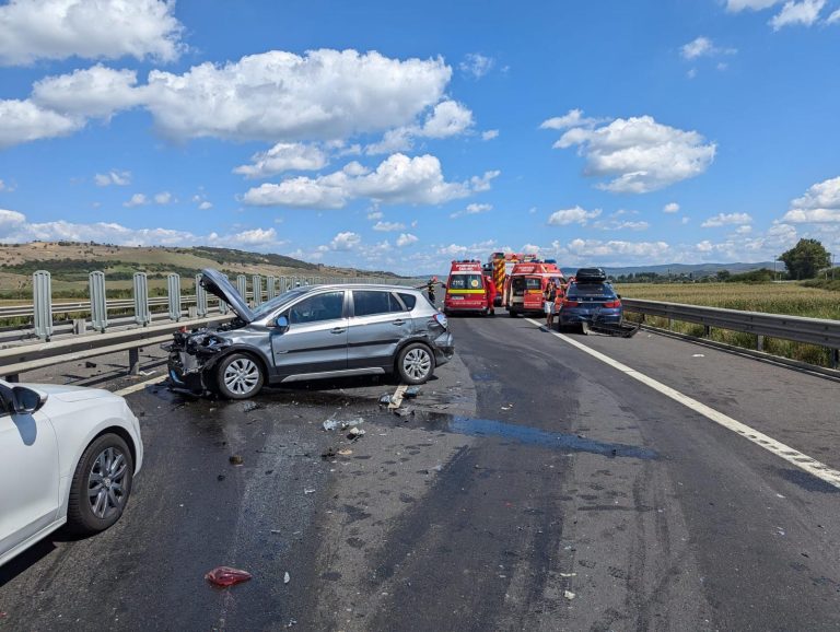 ULTIMA ORĂ/FOTO: 5 mașini și 17 persoane implicate într-un accident pe A1. A fost activat Planul Roșu de Intervenție