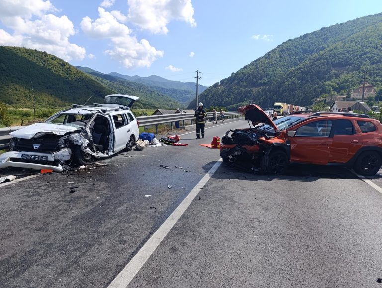 ULTIMA ORĂ/FOTO: Accident violent la Boița. 6 persoane sunt transportate la spital