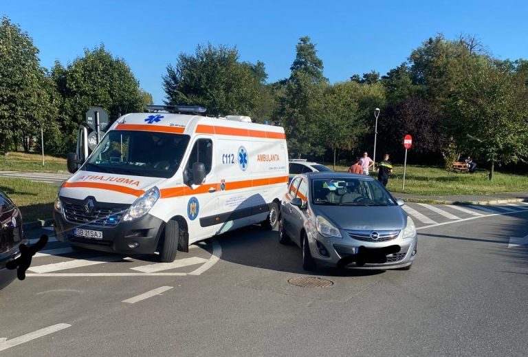 ULTIMA ORĂ/FOTO: Sibiancă lovită de un autoturism în timp ce traversa neregulamentar