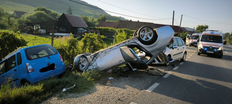 ULTIMA ORĂ/FOTO: 4 autoturisme implicate într-un accident pe DN 14. O mașină s-a răsturnat