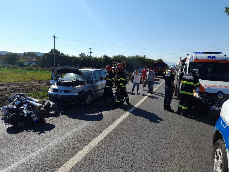 ULTIMA ORĂ/FOTO: Motociclist rănit grav într-un accident rutier. Acesta a rămas blocat sub o mașină