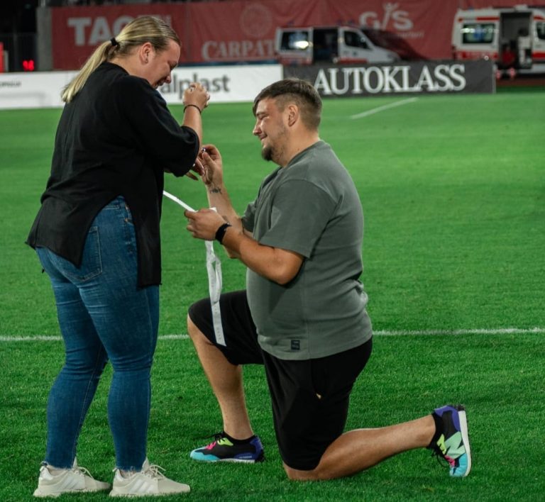 FOTO: Cerere în căsătorie de neuitat la pauza meciului FC Hermannstadt – FCSB