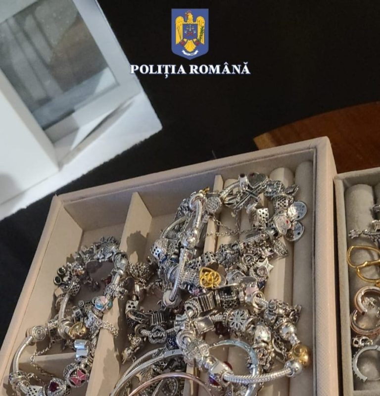 Poliția Sibiu: Atenție la produsele contrafăcute. O sibiancă a fost reținută pentru că vindea bijuterii false