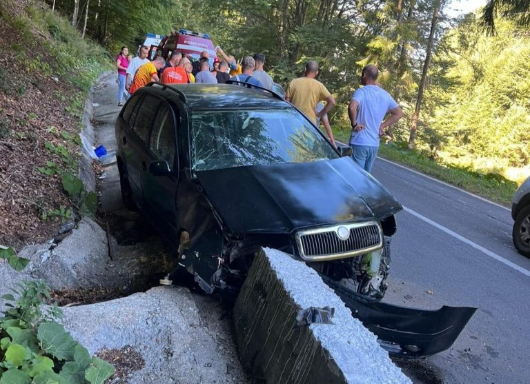 FOTO: Pompierii sibieni care se întorceau de la un concurs național au intervenit la un grav accident rutier