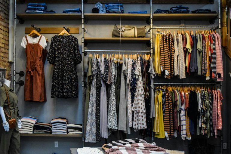 Moda continuă să evolueze: cum s-au schimbat rochiile în ultimele decenii