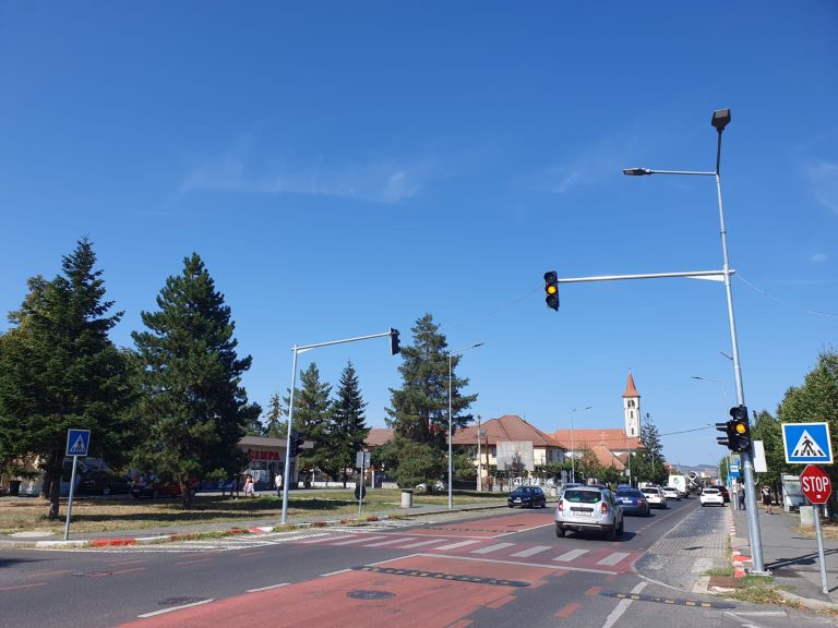 ULTIMA ORĂ/FOTO: Semafoare cu buton instalate în Sibiu, în zona unor unități de învățământ