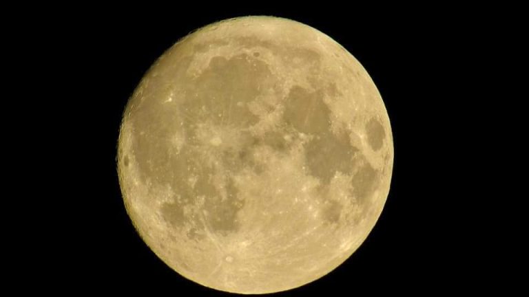 FOTO: Spectacol pe cerul României. „Superluna Albastră”, observată în noaptea de luni spre marți