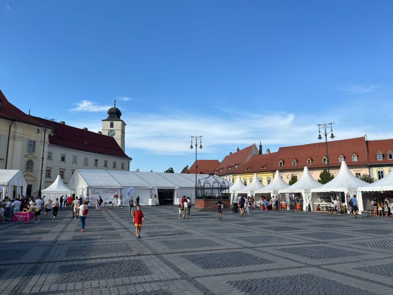 Târgul de Carte Gaudeamus reunește iubitorii de cărți. Cinci zile de sărbătoare a literaturii în Piața Mare