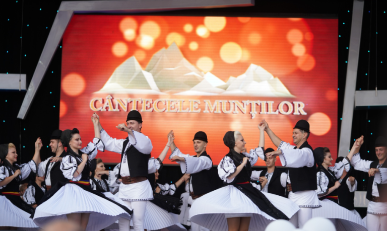 Junii Sibiului, sărbătoriți cu fast la Festivalul „Cântecele Munților”