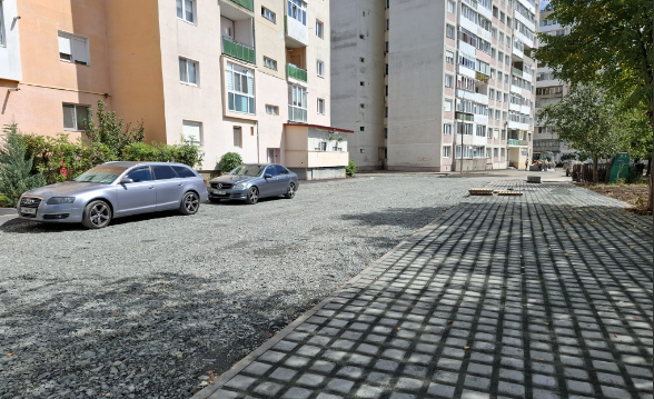 Reparații pe străzile Ștrandului și Florilor. Se amenajează și o parcare din zona străzii Siretului 