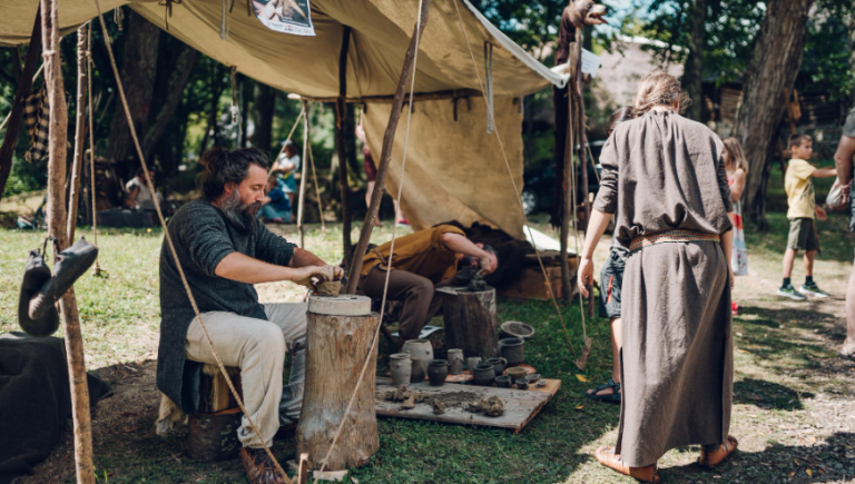 Arheologie experimentală la Muzeul ASTRA: „Pentru că… experimentăm!” aduce la viață meșteșugurile antice