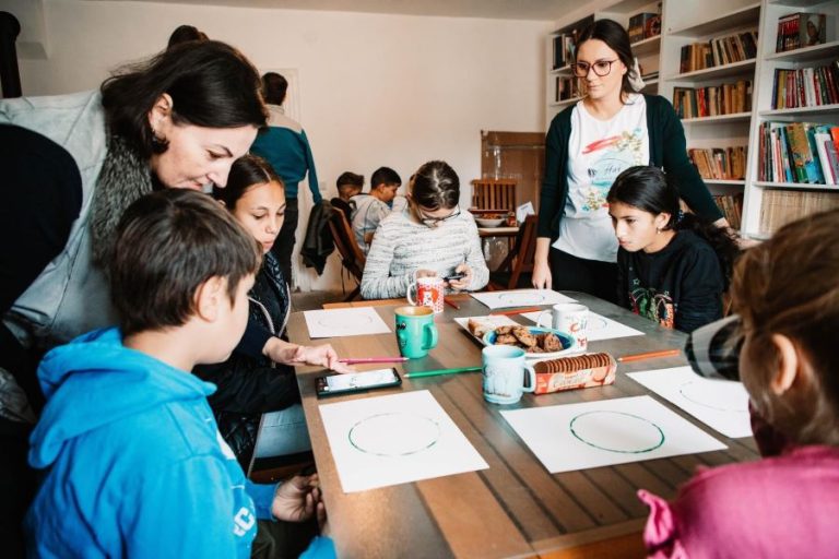 „Hai din pantofi în bocanci”  umple ghiozdanele școlare ale unor copii din mediul rural