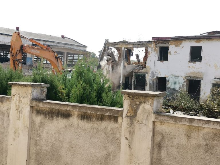 Lucrări în Agnita: Demolarea fostei fabrici Rombox pentru un magazin Lidl