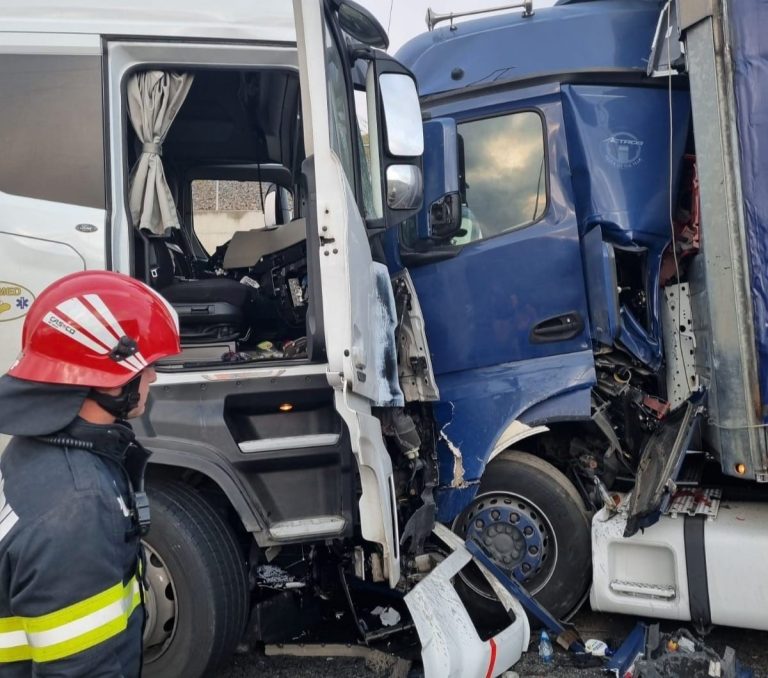 ULTIMA ORĂ/FOTO: Grav accident rutier pe A1. Trei persoane au fost rănite