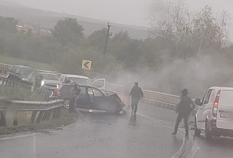 ULTIMA ORĂ/FOTO: 4 persoane rănite într-un accident pe Hula Bradului. Victimele au fost transportate la UPU Sibiu