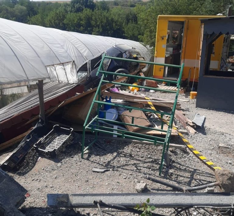 ULTIMA ORĂ/FOTO: O mașină a derapat și a intrat într-un chioșc. Vânzătorul a ajuns la spital