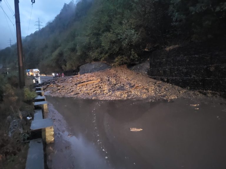 ULTIMA ORĂ/VIDEO: Alunecare de teren pe Valea Oltului. Traficul este blocat complet / UPDATE: Reluarea traficului, după ora 1