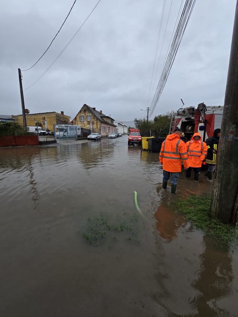 ULTIMA ORĂ/FOTO: Stradă din Cisnădie, inundată în urma ploilor. Apă de jumătate de metru, circulație restricționată