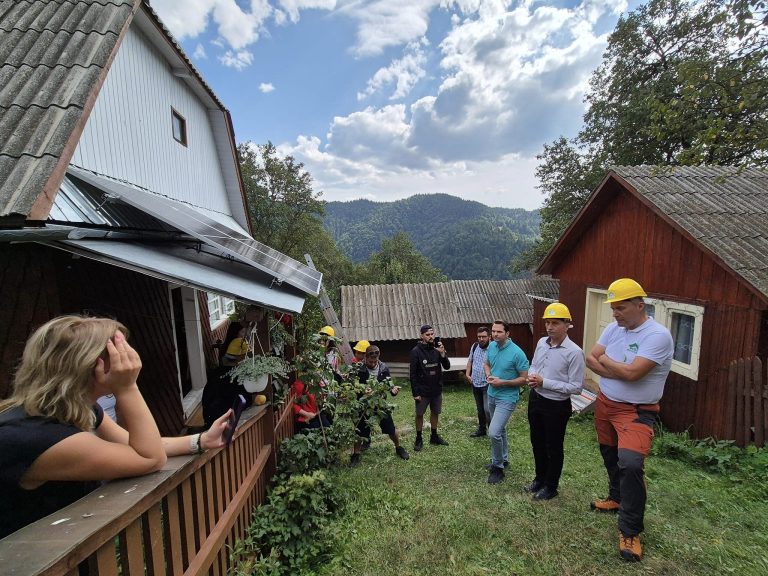 FOTO: Asociația Energia Inteligentă din Mediaș a dus curent electric în nouă case izolate din Munții Apuseni